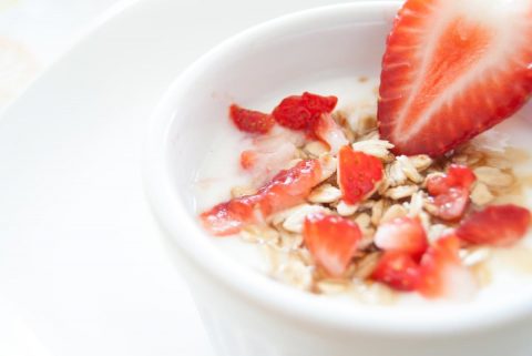 Müsli mit Obst Ein Müsli mit Haferflocken und Obst schmeckt nicht nur lecker sondern ist auch noch gesund!