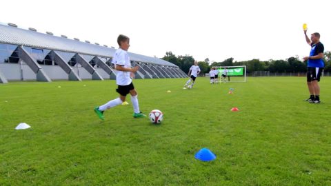 Schnelligkeit am Ball - Fußballübung für Jugendtrainer | Trainiere Reaktion und Koordination