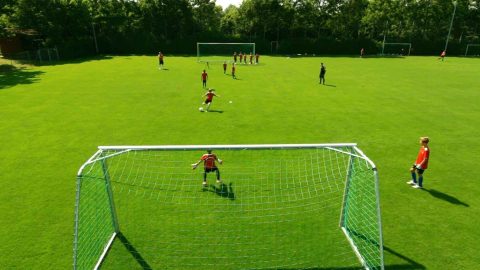 Passübung für Fußball-Jugendmannschaften: „Such‘ eine Linie mit Torschuss“