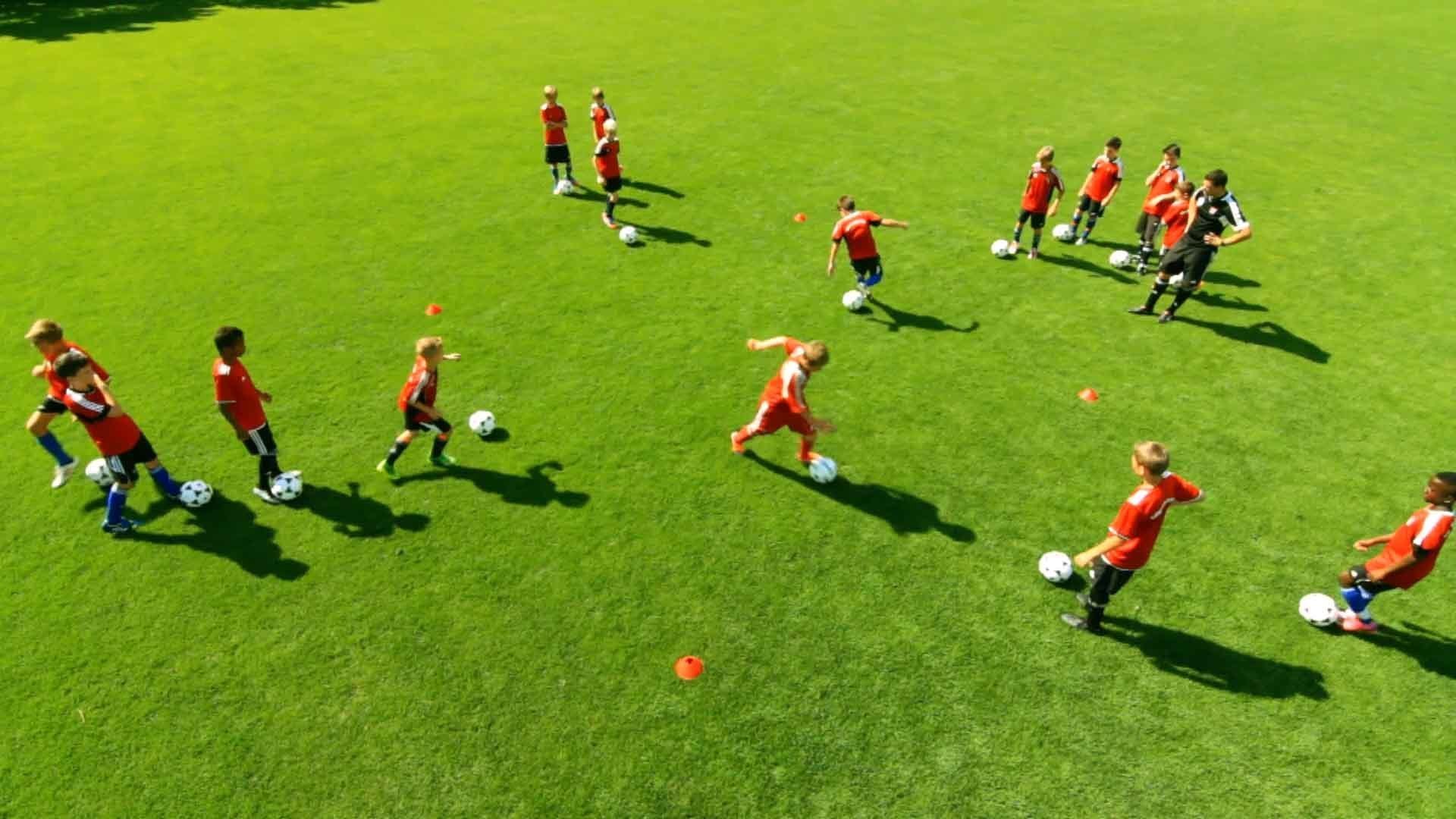 Vier Gruppen. Sobald sich die Spieler auf halbem Weg treffen, führen sie eine Finte aus.