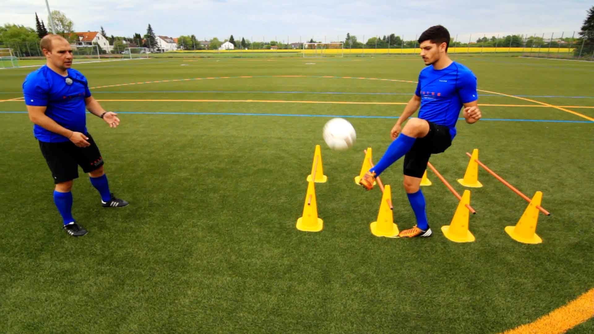 Fußball_Fundamentals_Koordinationstraining-13_DE_Huerden_mit_Kopplung