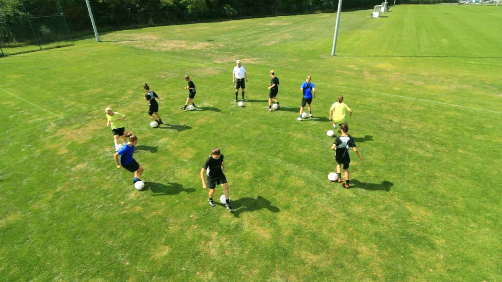 Innovatives_Frauenfussball-11_DE_Schere