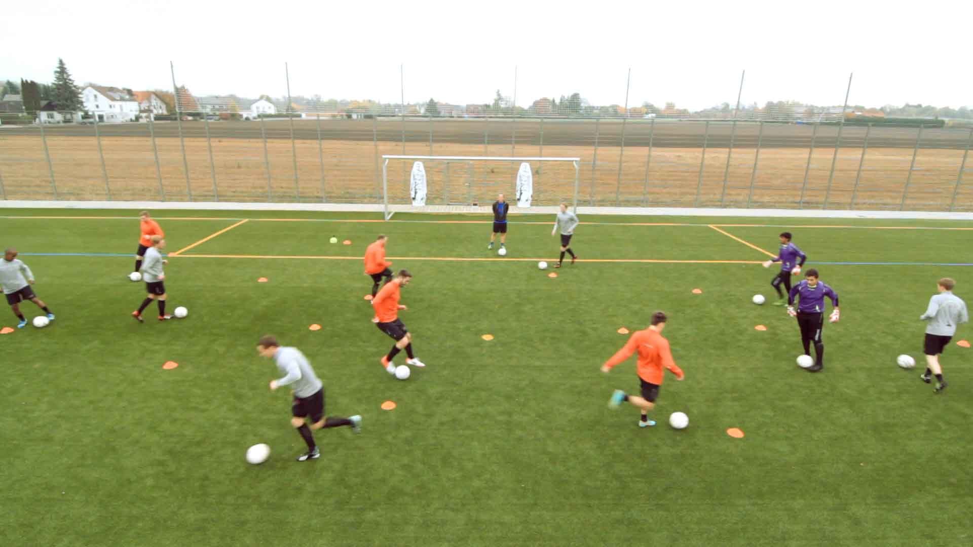 komplette-Fußball-Trainingsplaene-aufwaermen-technik-06_Hütchen_Parcours