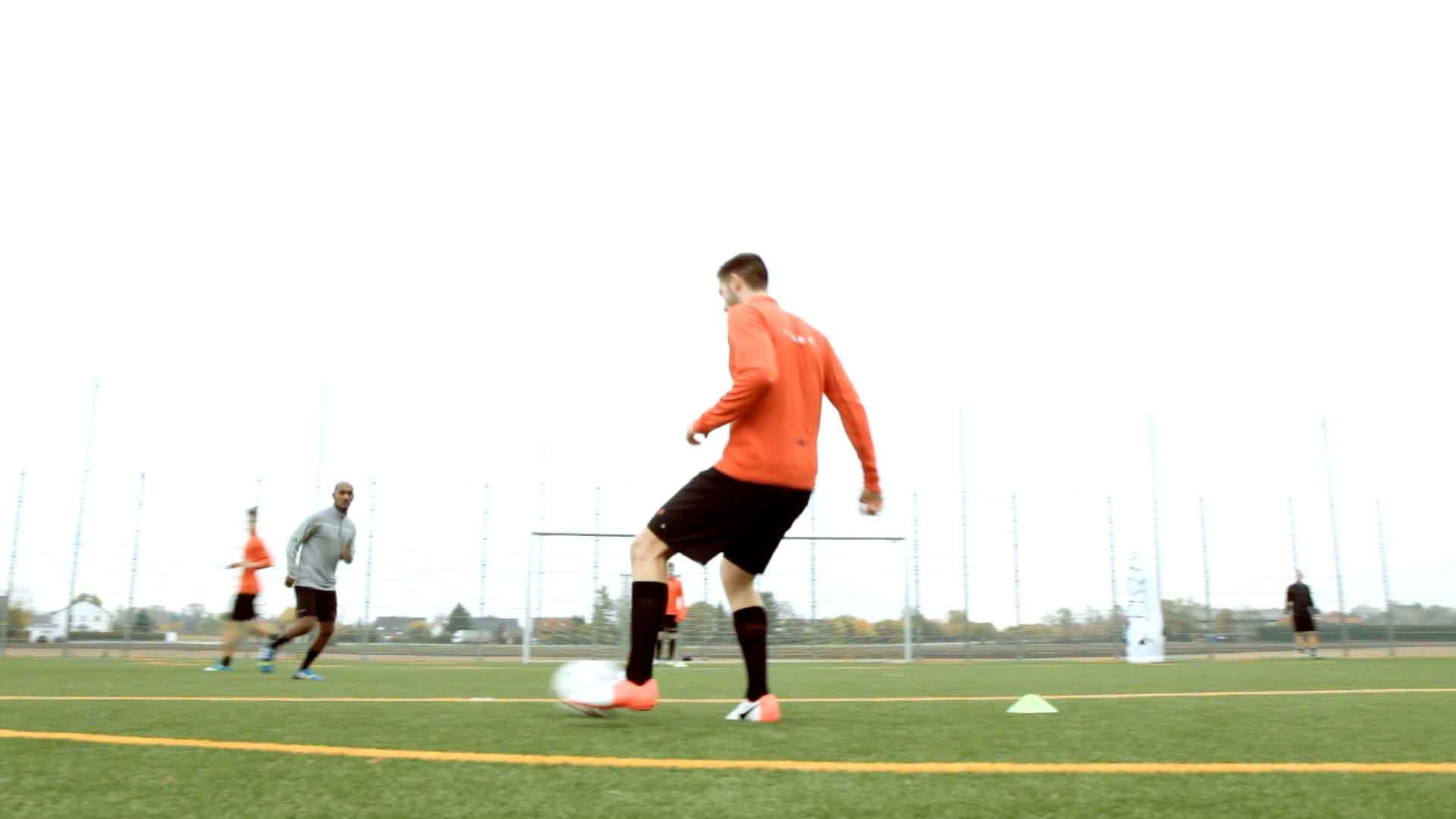 komplette-Fußball-Trainingsplaene-torabschluss_spielgestaltung_taktik-06_DE_Torabschluss_Passfolge