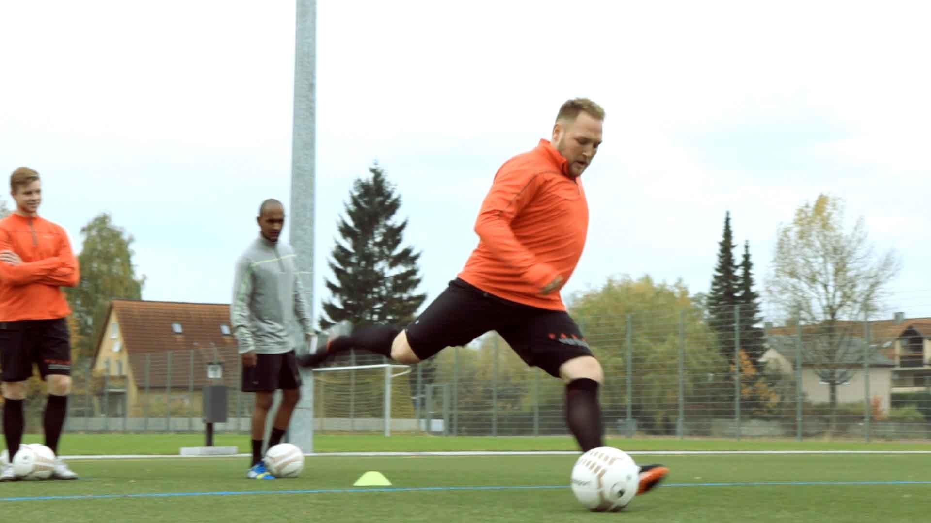 komplette-Fußball-Trainingsplaene-torabschluss_spielgestaltung_taktik-07_DE_Torabschluss_Flugball