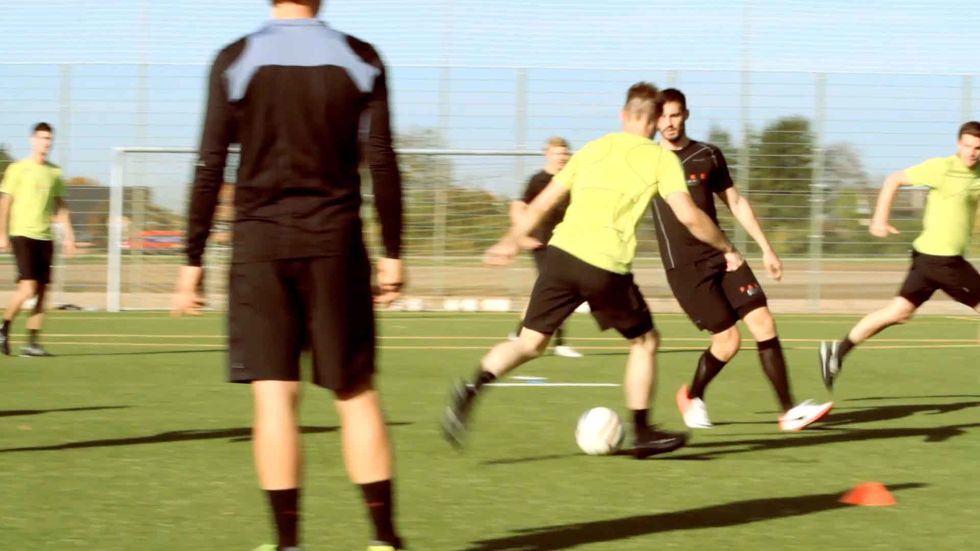 Beim Linienspiel entstehen im Vergleich zum 4 gegen 4 größere Laufdistanzen. Beim Linienspiel entstehen im Vergleich zum 4 gegen 4 größere Laufdistanzen.