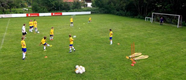 Der tiefe Pass: Fußballübung für Mittelfeldspieler / Kinder & Jugendtraining