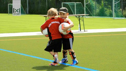 Nach der Ball-Übergange müssen sich die Kids aneinander vorbeischlängeln. Nach der Ball-Übergange müssen sich die Kids aneinander vorbeischlängeln.