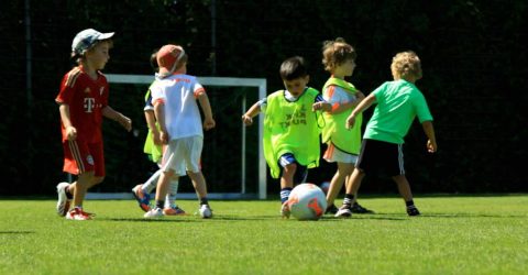 Bambinis beim spielen Kleine Mannschaften, kleine Spielfelder, einfache Regeln – so sieht das ideale Spiel für die Minikicker aus.