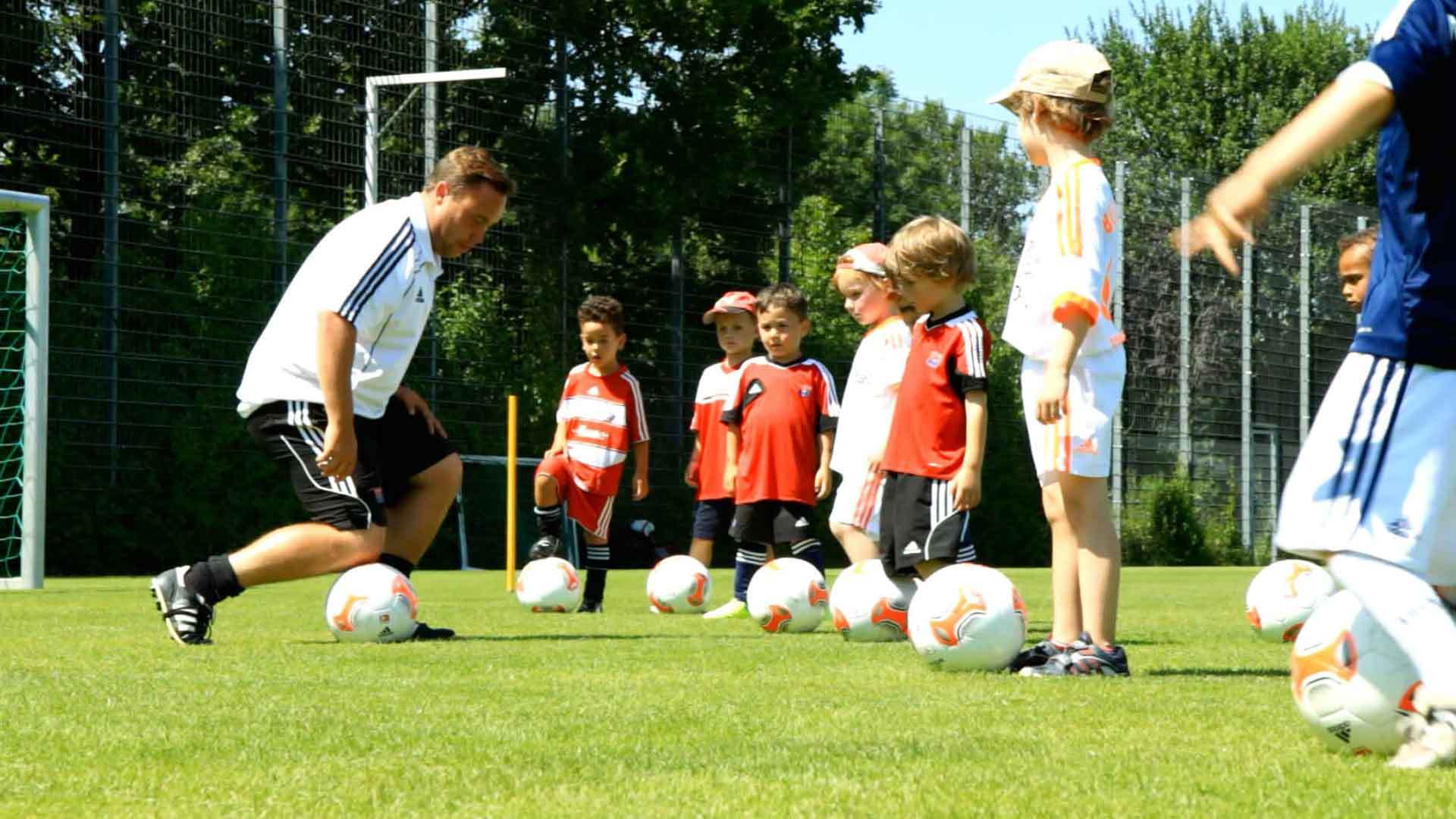 Andreas Haidl zeigt den Bambinis ihre ersten Übungen