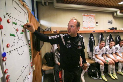 Garching Coach Daniel Weber Garching-Coach Daniel Weber erklärt seinem Team noch einmal die taktische Marschroute. Doch ab welchem Alter kann ich mit so etwas beginnen?