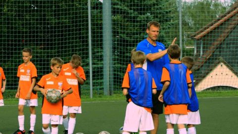 Abklatschen ja, Abfeiern nein: Im Jugendfußball sollten Erfolge stets richtig eingeordnet werden, damit die kleinen Kicker nicht die Bodenhaftung verlieren. Abklatschen ja, Abfeiern nein: Im Jugendfußball sollten Erfolge stets richtig eingeordnet werden, damit die kleinen Kicker nicht die Bodenhaftung verlieren.