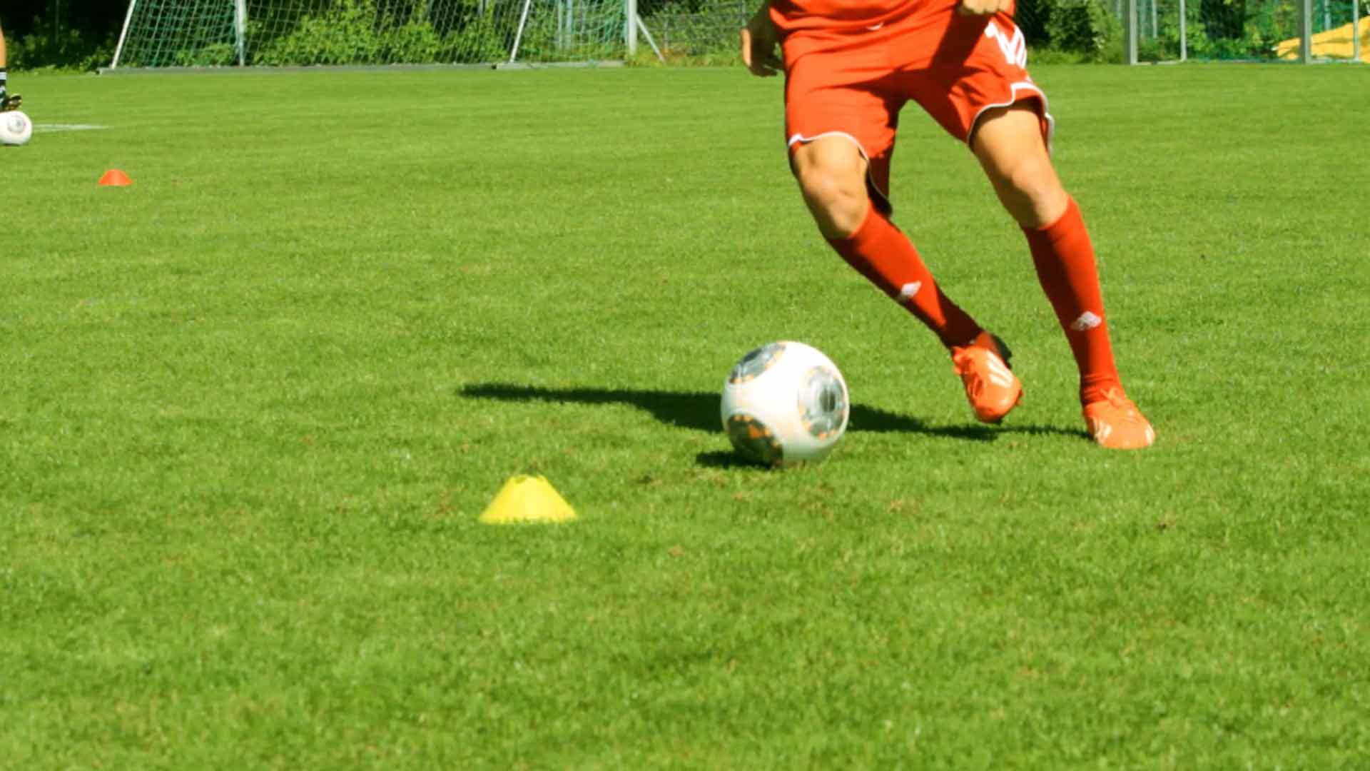 Spieler umläuft geschickt ein Hütchen