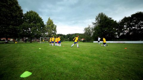 Raumgreifende Ballan- und mitnahme: Fußballübung für Kinder