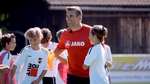 Trainer Noll mit seinen Schützlingen Trainer Noll mit seinen Schützlingen