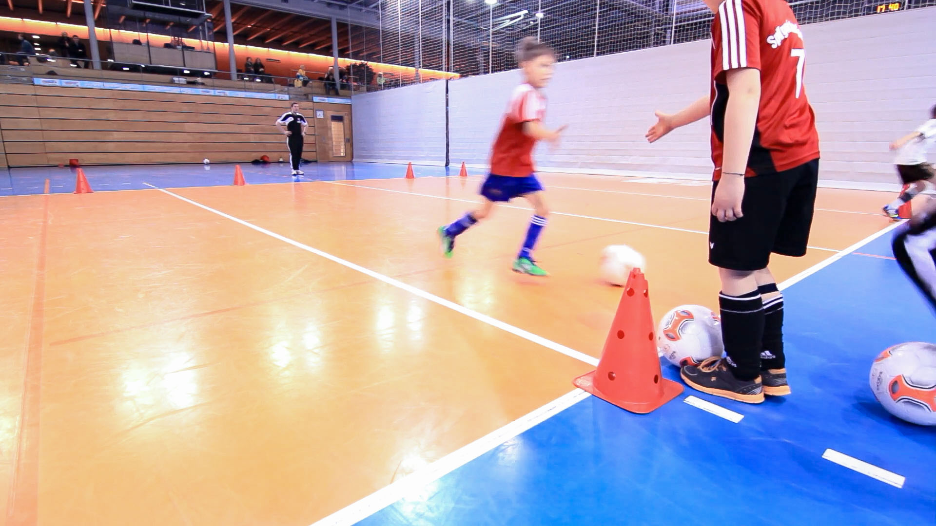 Bambini Halle – Übung – Dribbelparcours Bambinis beim Dribbel-Parcour in der Halle