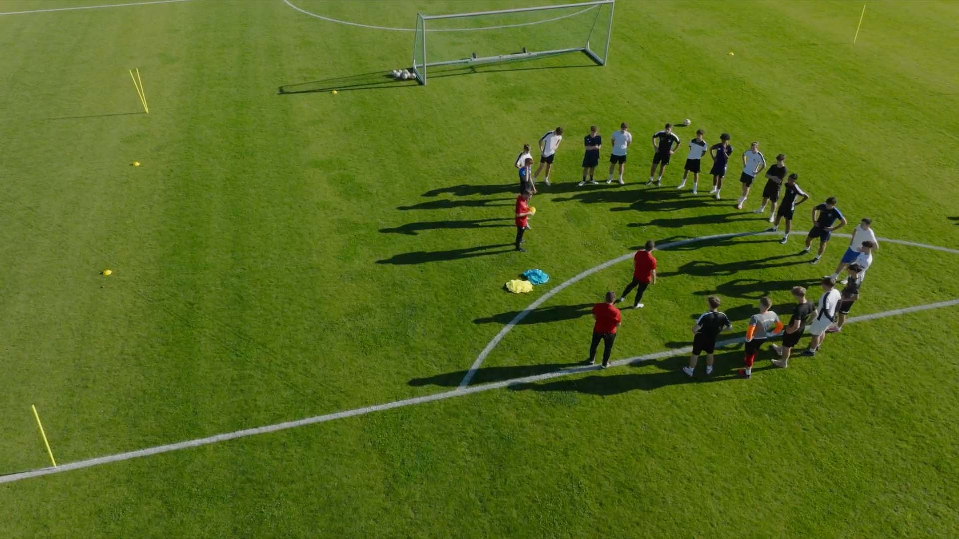 Trainer Team erklärt die kommende Fußballübunge