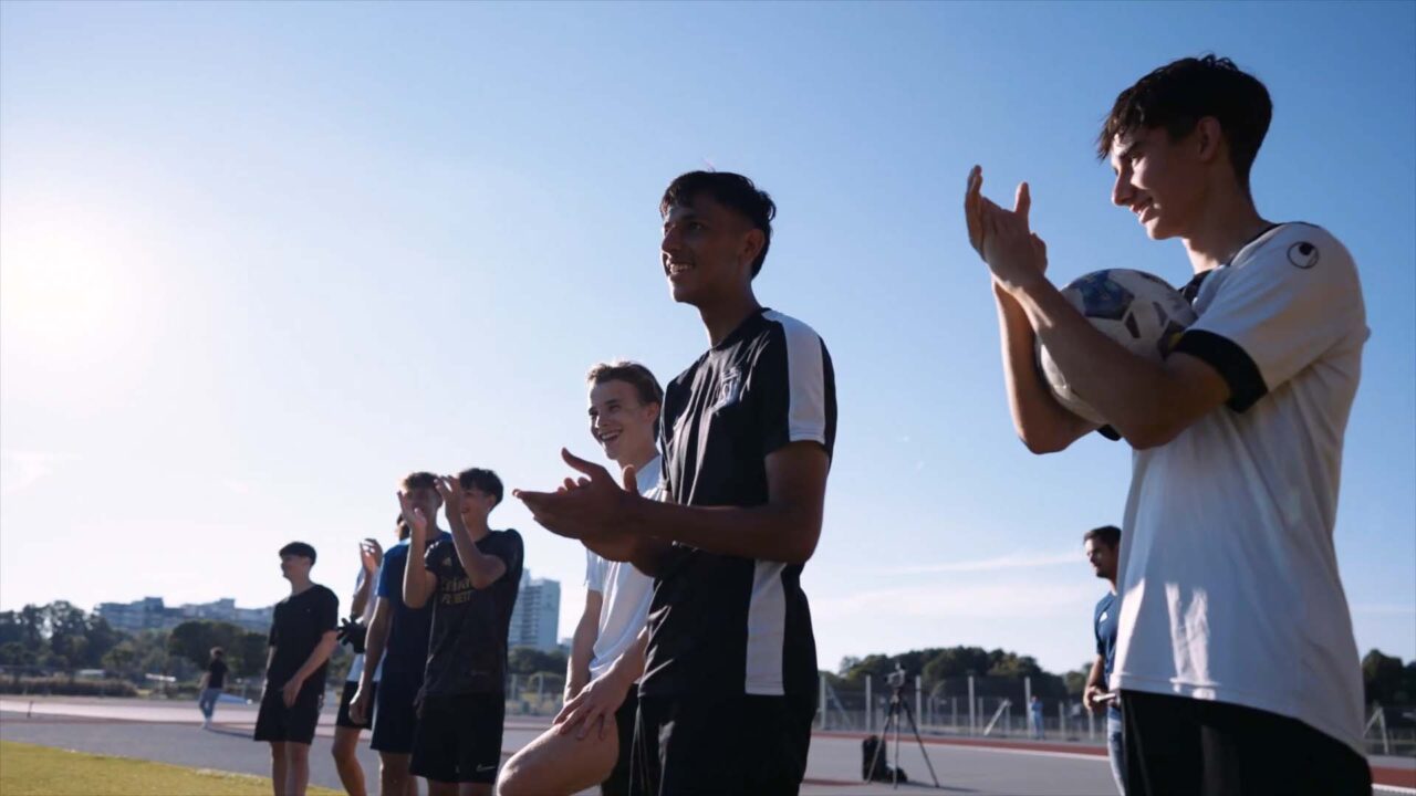 Fußballteam klatscht nach erfolgreichem Training Fußballteam klatscht nach erfolgreichem Training
