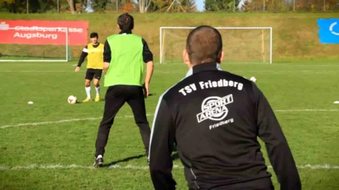 Der grüne Spieler in der Mitte muss erahnen, wann und wohin der Pass gespielt wird. Der grüne Spieler in der Mitte muss erahnen, wann und wohin der Pass gespielt wird.