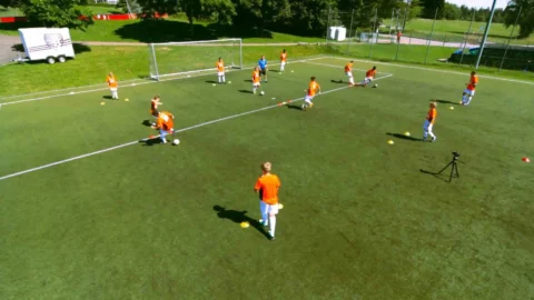 Ingo_Jugend_8_1 Spielaufbau: Am „Gegner“ wird der Ball schnellstmöglich zurückgezogen