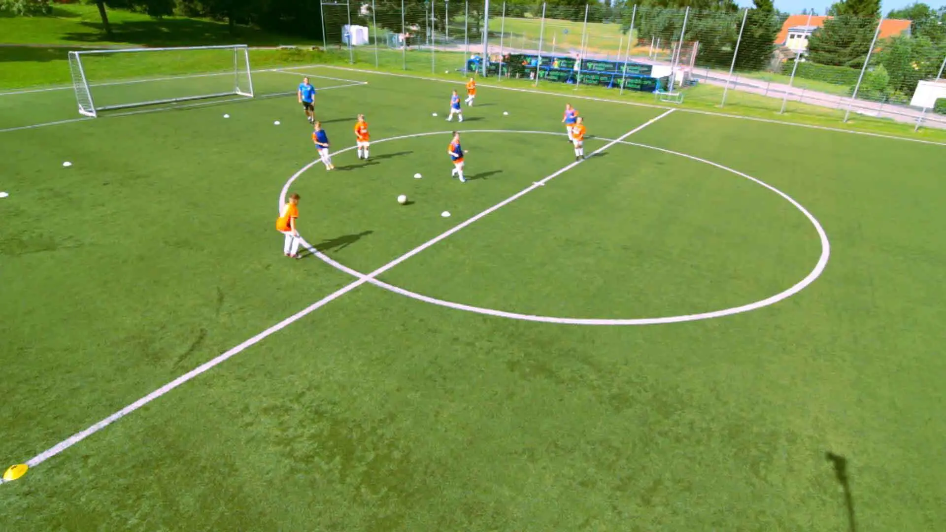 Das Tor wird nur gezählt, wenn der Pass dahinter von einem Mitspieler angenommen wird.