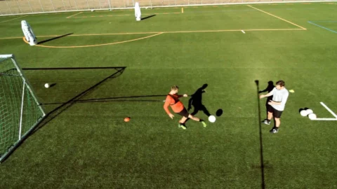 Ein Seil erschwert die Passübungen, zusätzlich muss der Spieler nach jedem Pass hinter und wieder vor laufen Ein Seil erschwert die Passübungen, zusätzlich muss der Spieler nach jedem Pass hinter und wieder vor laufen