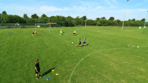 Noch schwieriger wird es, wenn zusätzliche Defensivspieler eingreifen. Noch schwieriger wird es, wenn zusätzliche Defensivspieler eingreifen.