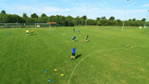 Die Spielerin bekommt Gegnerdruck und muss auf das „offene“ Tor selbst abschließen. Die Spielerin bekommt Gegnerdruck und muss auf das „offene“ Tor selbst abschließen.