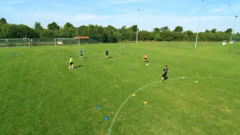 Aufdrehen Richtung oranges Hütchen, Anspiel zur Spielerin im orangenen Leibchen. Aufdrehen Richtung oranges Hütchen, Anspiel zur Spielerin im orangenen Leibchen.