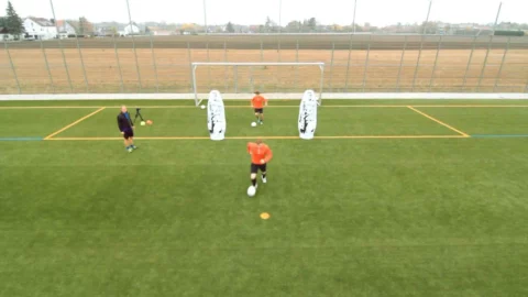Während der nächste schon in den Startlöchern steht, legt der Spieler einen Sprint ins freie Feld ein. Während der nächste schon in den Startlöchern steht, legt der Spieler einen Sprint ins freie Feld ein.