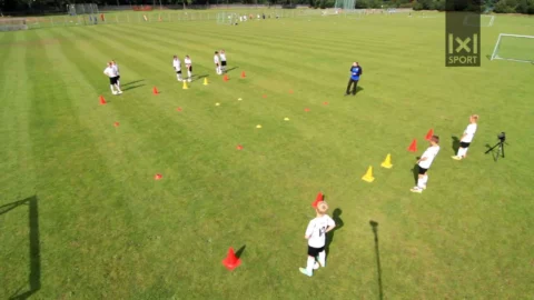 Kurz vor dem Start: immer 3 Spieler bilden ein „Pass-Team“. Kurz vor dem Start: immer 3 Spieler bilden ein „Pass-Team“.