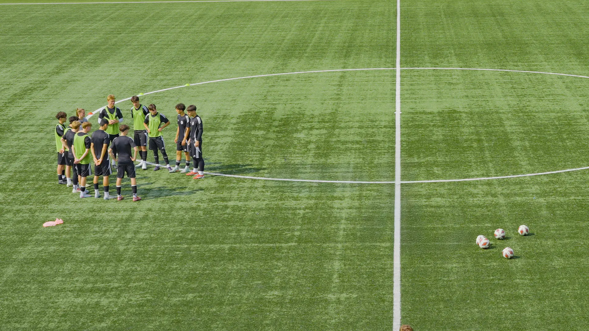 Trainerin und Spieler besprechen die nächste Übung