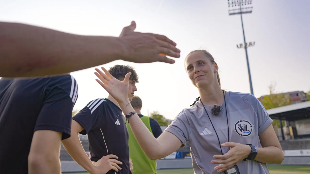 Fink verabschiedet sich nach dem erfolgreichen Training von den Spielern