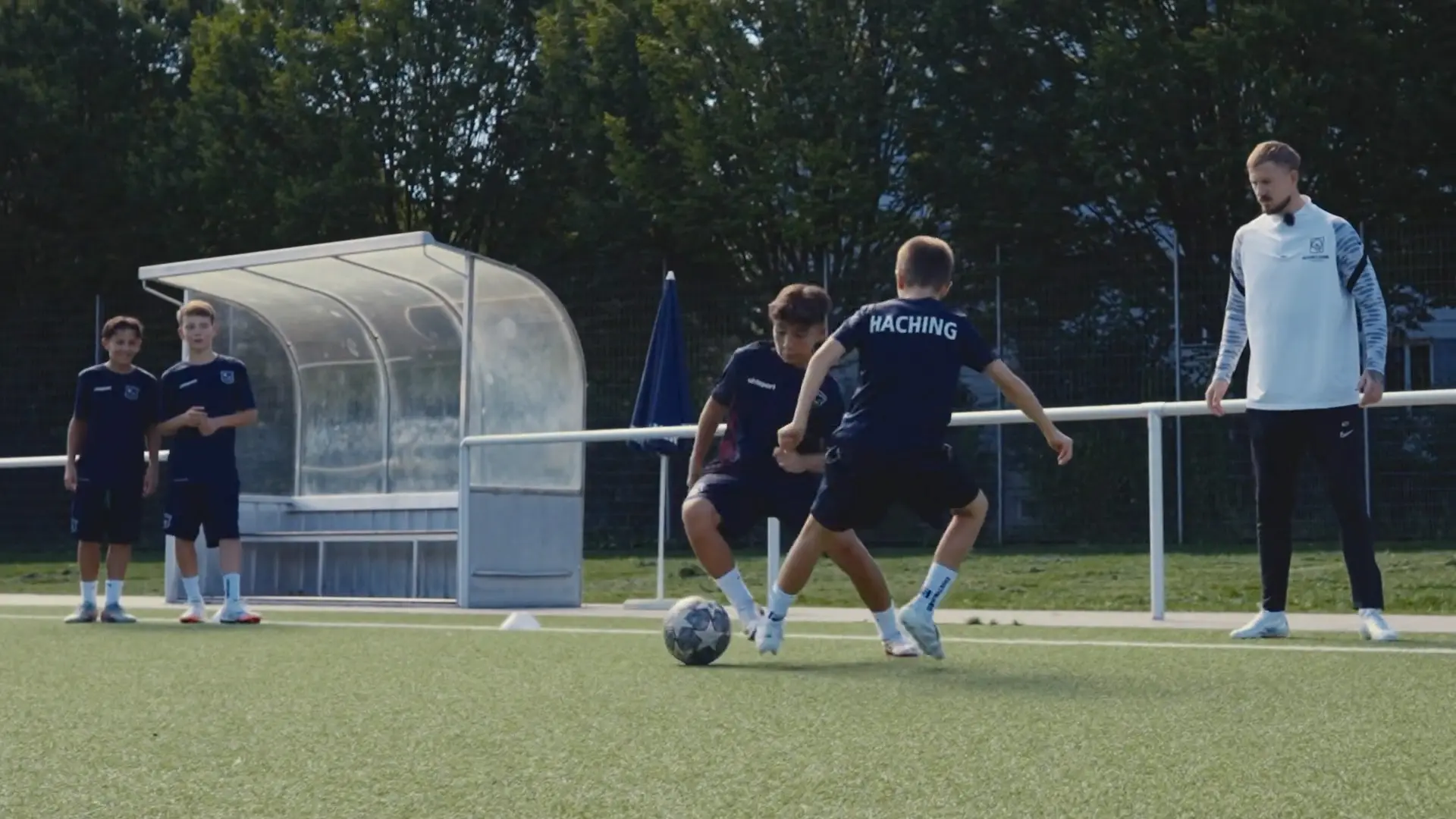 Gilbert überwacht das 1vs1 Training