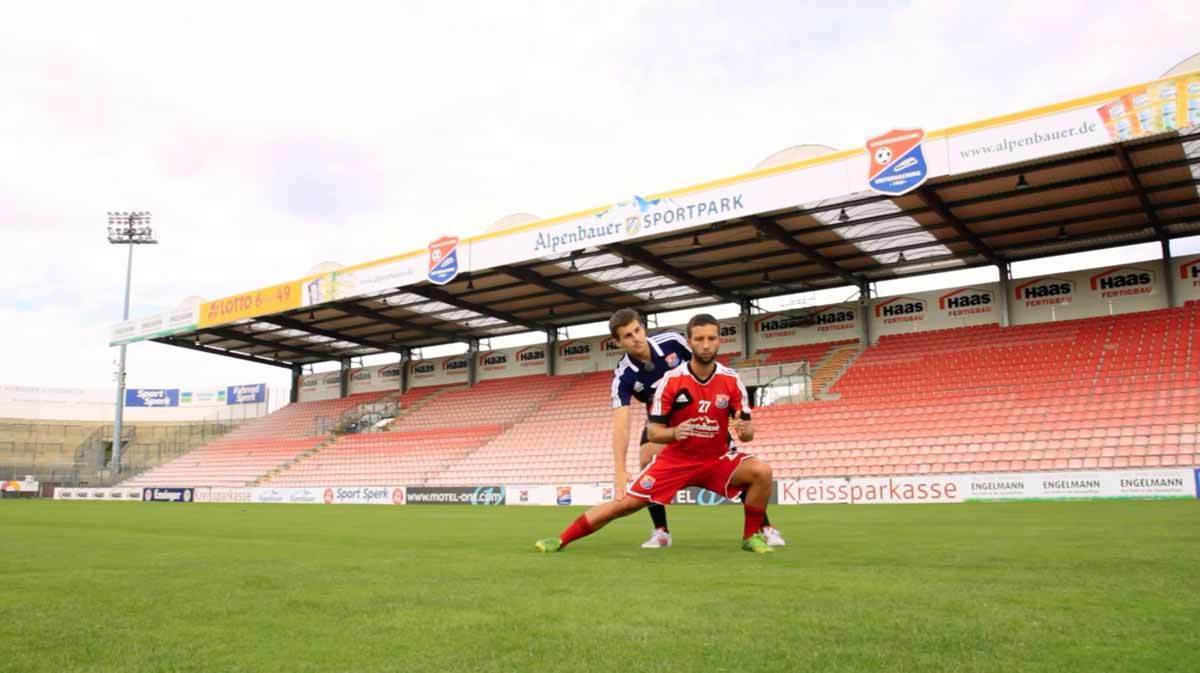 Ausfallschritt zur Seite - Das Standbein sollte gestreckt sein.