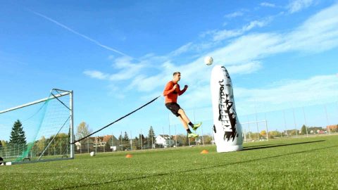 In dieser Variation wird der Kopfball mit dem Seil trainiert In dieser Variation wird der Kopfball mit dem Seil trainiert